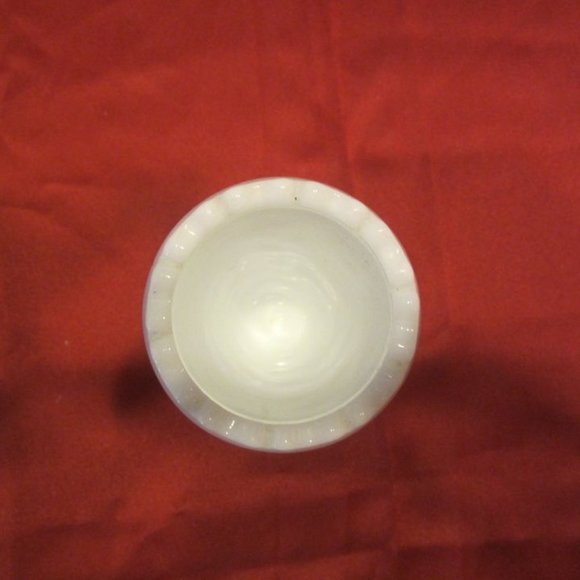 VTG 50'S MILK GLASS MOLDED VASE W/GRAPE DESIGN & LEAVES, FOOTED - Picture 4 of 6